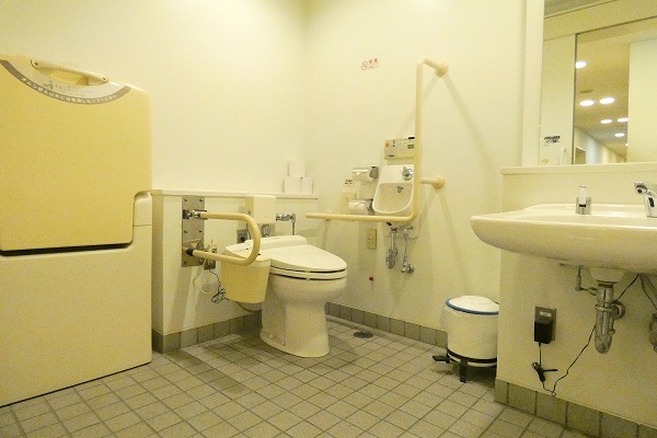 地下2階控室前廊下トイレの写真