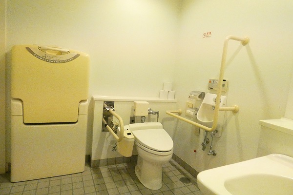 地下2階控室前廊下トイレの写真
