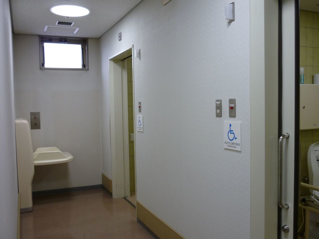 ４階車いす用トイレ通路