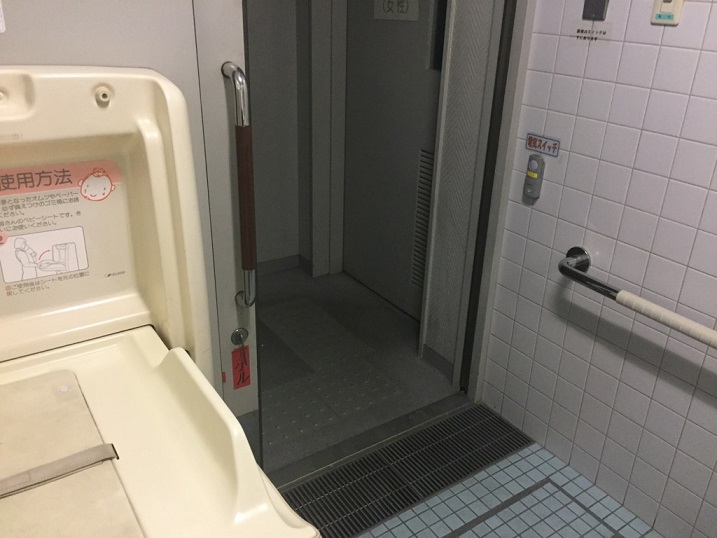 1階ホワイエ側