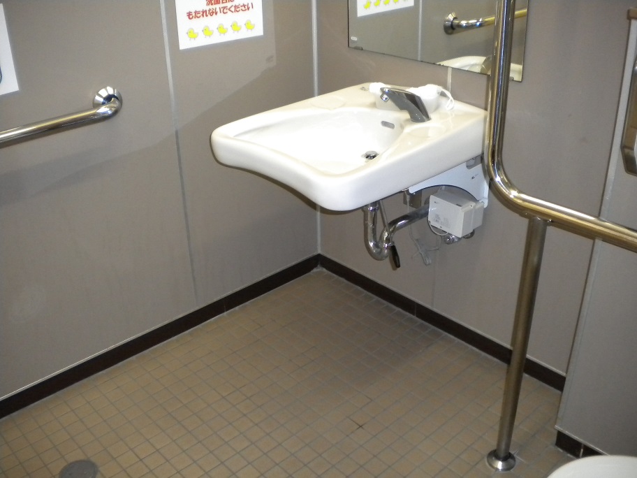 トレーニング場前②バリアフリートイレの写真