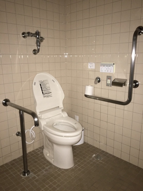 プールのバリアフリートイレの写真