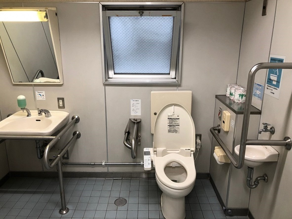 別館5階男子トイレの画像