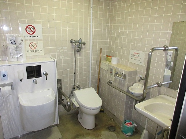 １階車いす利用者対応トイレの画像
