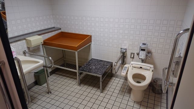 画像：館内　１階トイレ