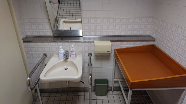 画像：館内　１階トイレ