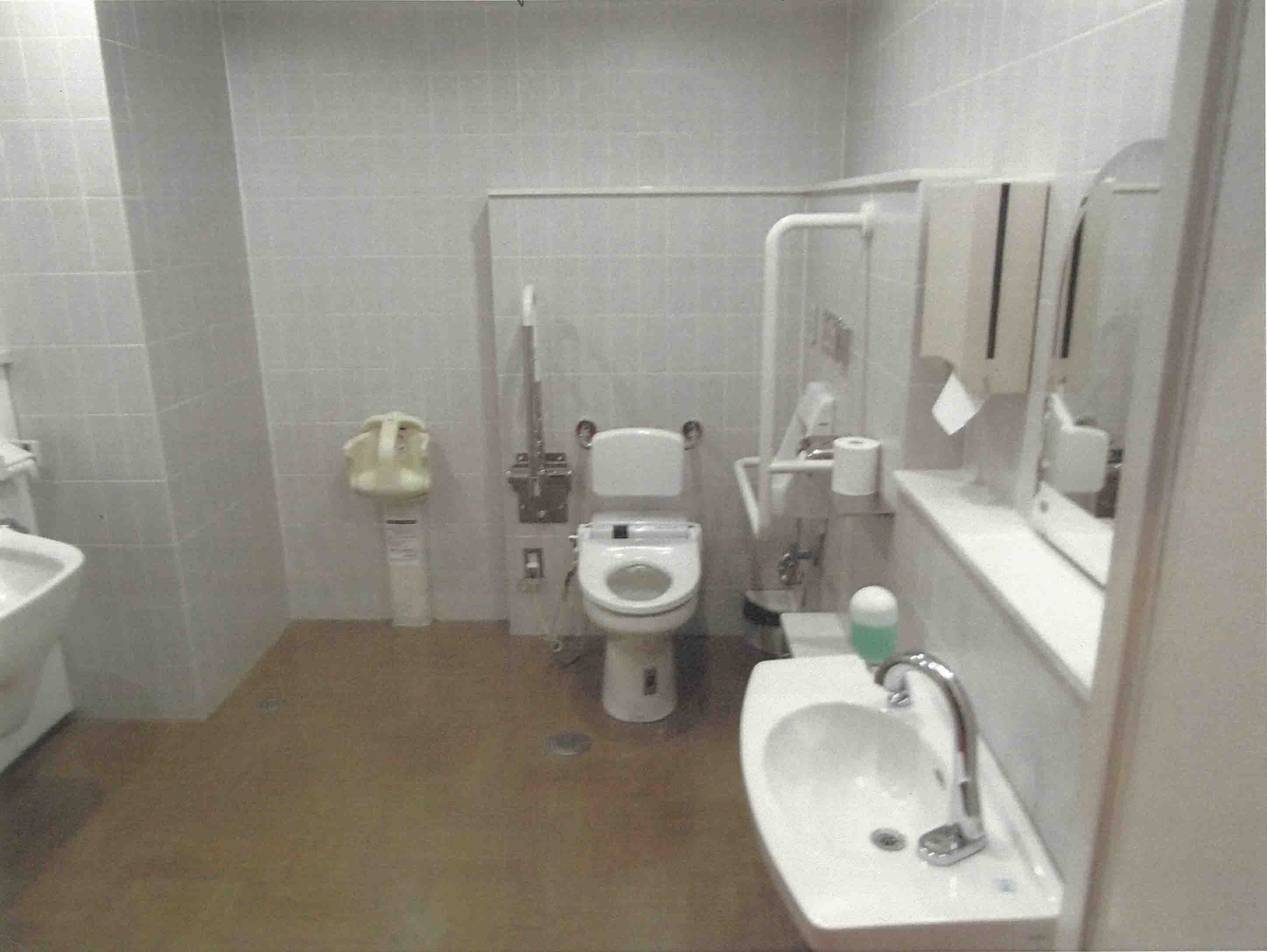 多機能トイレ１階の画像