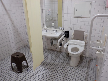5階（障がい者更衣室内トイレの写真）