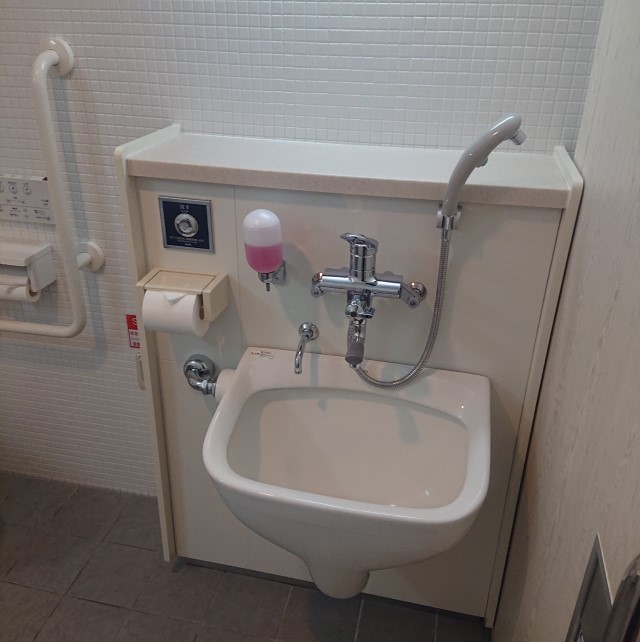 画像：館内　オストメイト対応トイレ1