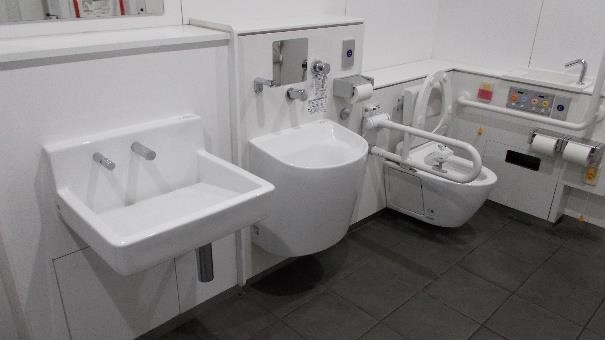 メトロ広場　ユニバーサルトイレ（男子トイレ入口横）