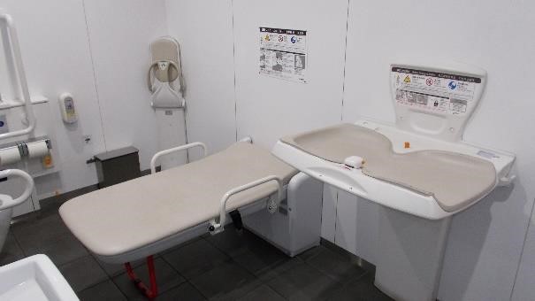 メトロ広場　ユニバーサルトイレ（男子トイレ入口横）