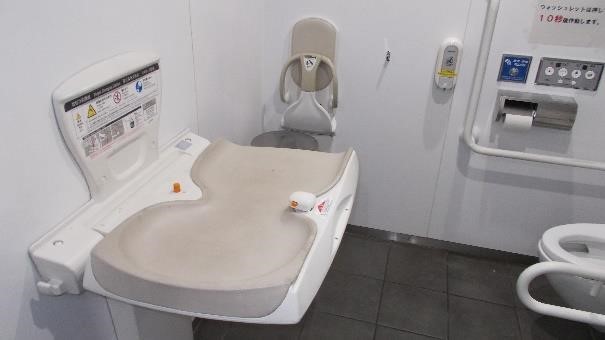 月見の広場　男子トイレ