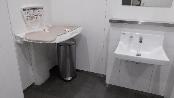 サテスタ広場　男子トイレ