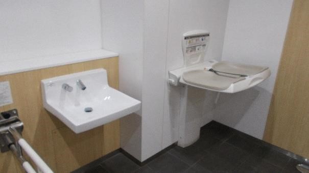 サテスタ広場　女子トイレ