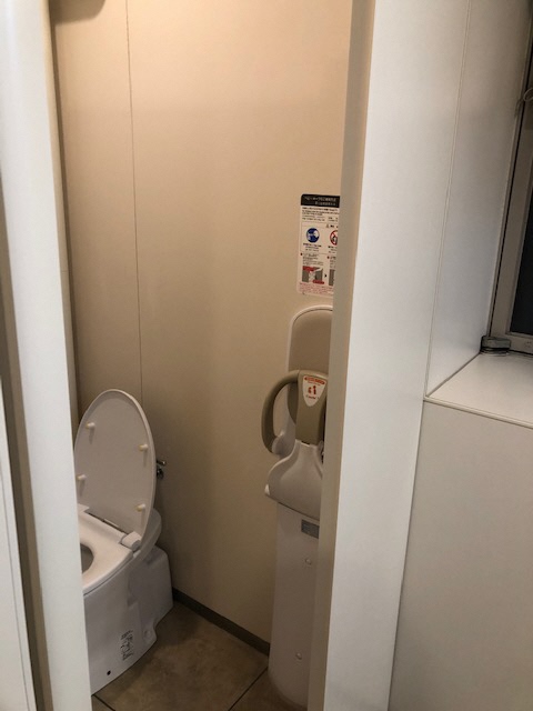 中之島図書館1階女子トイレ個室内の写真
