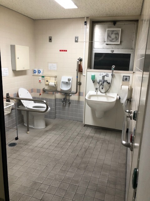 中之島図書館1階多目的トイレの写真