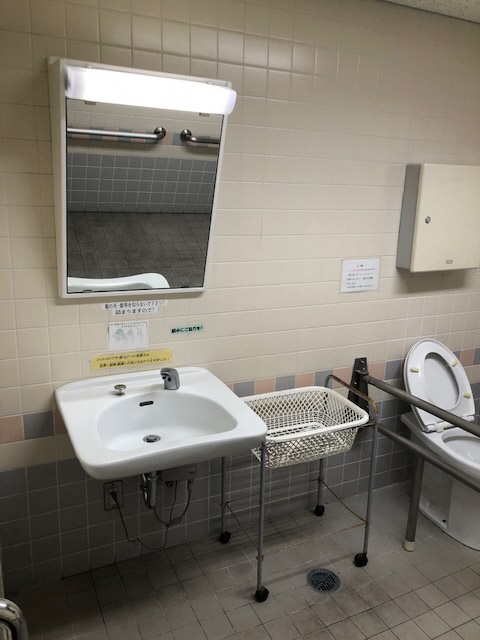 中之島図書館1階多目的トイレの手洗い場の写真