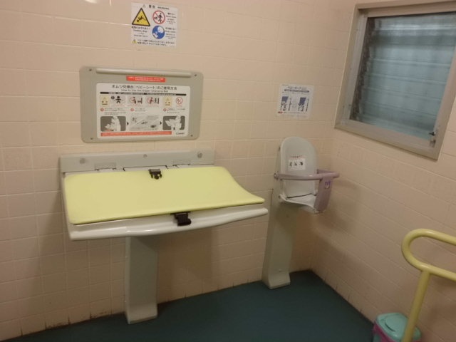 1階トイレ内ベビーシートの写真