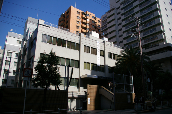 中央府税事務所の外観写真